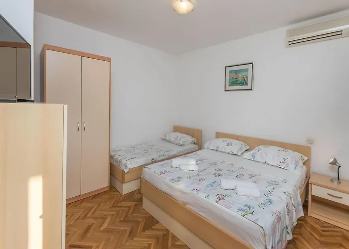 And Nevenka Apartment Makarska